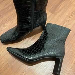 Stunning black boots